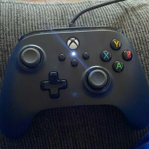 Controller for Xbox 360 & series comes with wire doesn’t need any batteries